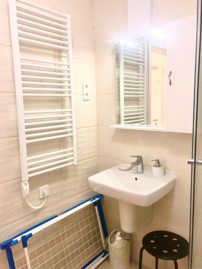 Апартаменти Sweet , 30sqm Studio, Free Private Parking, Mountain View, Balcony, 20 Min From Downtown *
