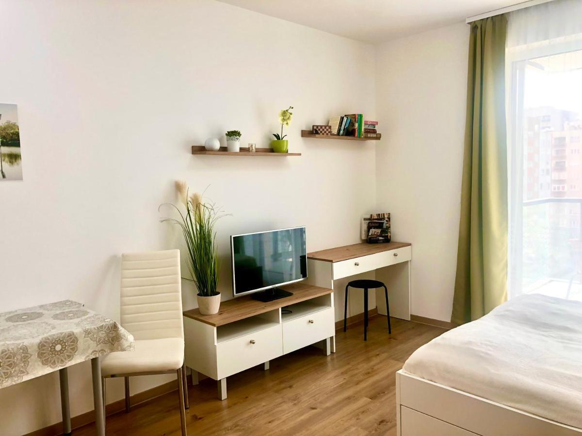 Апартаменти Sweet , 30sqm Studio, Free Private Parking, Mountain View, Balcony, 20 Min From Downtown *